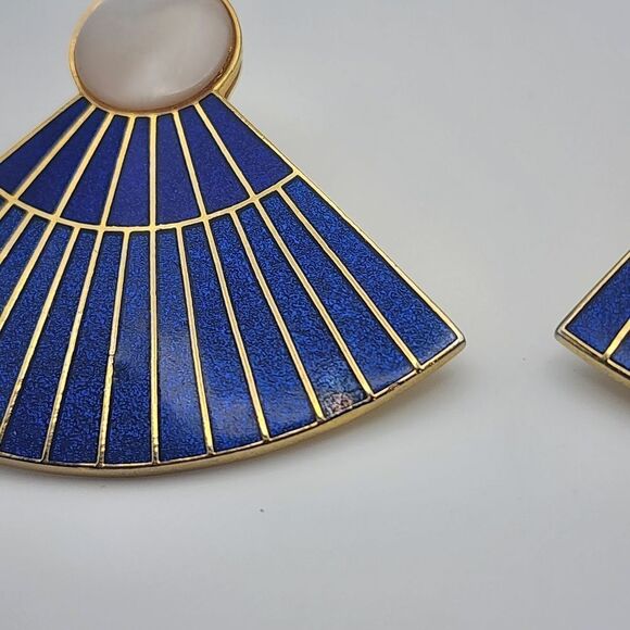 Vintage Isle of Skye Gold Tone, Blue, & MOP Clip-On Earrings - Picture 7 of 7